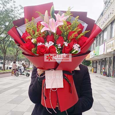中山19朵红玫瑰百合，与你幸福前行
