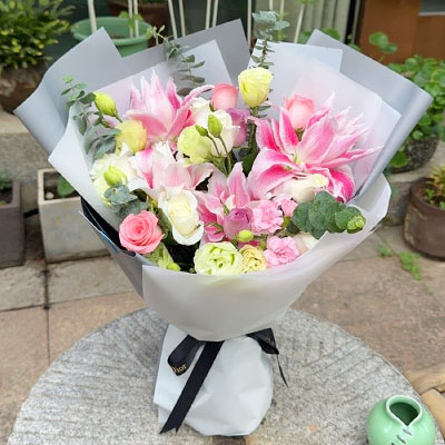 中山9朵玫瑰混搭百合，爱恋纯真无邪